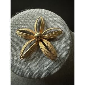 Vintage MCM Mid Century Modern Gold Tone Flower Brooch Pin Capsule Old Money